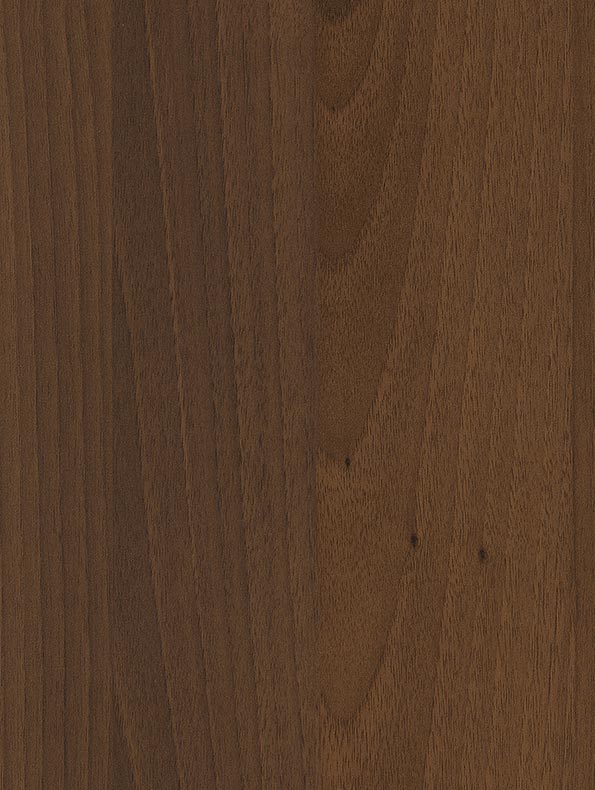 Donkerbruine eiken plakfolie met realistische houtnerf – NOUVA vinyl™ Warm Amber op tafel en kastpaneel toegepast